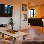 Sentral Og Koselig Hjem I Apartament